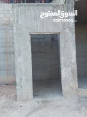  2 بيت للبيع الزرقاء جبل الأمير حمزة مكون من طابقين مساحة الطابق الاول 120م مساحة الطابق الارضي قوشان م