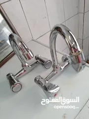  8 خلاط مياه إيطالي بحالة ممتازة للمغاسل والمجلى ، عدد2 موجودات بالبقعة وعالفحص