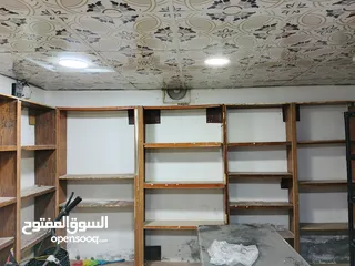  2 رفوف بلاستيك +خشب +طاوله