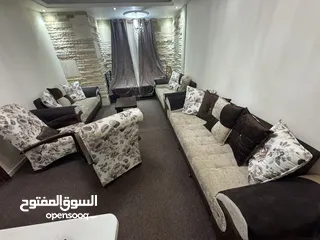  1 طقم صالون للبيع استعمال خفيف مع برداية و موكيت  موجود في بيت لحم