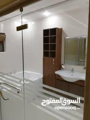  12 لمن يرغب بالسكن أو الاستثمار شقة مع روف فاخرة تشطيب ديلوكس في اجمل مناطق الجبيهة للبيع بسعر مميز
