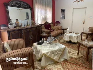  4 بوفيه وميز و8 كراسي