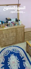  4 كنب مستعمل طاولة مع بترينه غرفه نوم