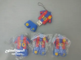  3 فلاش ميموري 4GB، على شكل لاعب برشلونة مكتوب عليها ميسي من الخلف