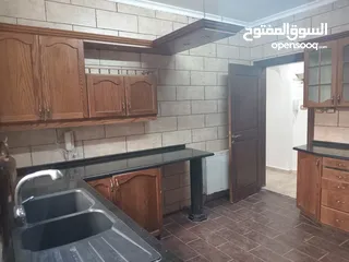  8 الرابية شقة طابق ارضي للبيع