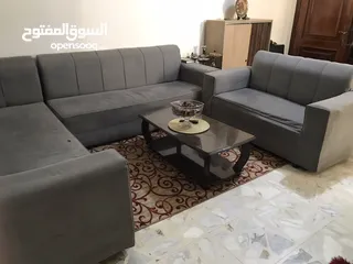  1 طقم كنب للبيع مع الطاولة الموقع شارع المدينة المنورة خلف سامح مول ، للبيع مستعمل