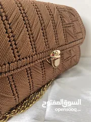  13 حقيبة يد أنيقة لون مميز  - تصميم يدوي بخيوط فاخرة وسلسلة ذهبية لإطلالة ناعمة وعصرية.