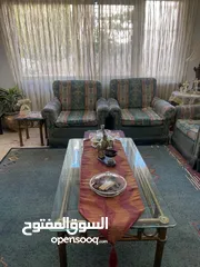  1 طقم كنب لغرفة الجلوس القماش نوع شنيل مع سجادة صنع بلجيكا بحاله ممتازة للبيع