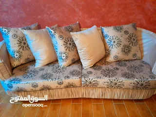  5 طقم كنب فاخر بحالة شبه جديد تفصيل  تركي تصميم مميز للبيع بسعر مغري خشبه ممتاز ورائع