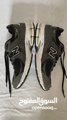  2 New Balance 2002 Law Top Sneakers