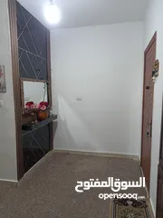  5 شقة سكنية للبيع في سحاب طابق ثاني مدخلين للشقة  قرب الجامع ابو بكر الصديق الحي الغربي