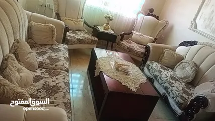  2 كنب تفصيل لون بيج فاتح  للبيع