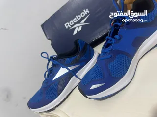  9 حذاء رياضي أزرق من Reebok، خفيف، بتهوية جيدة ونعل مريح بتقنية Memory Tech.