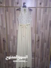  3 فستان سهرة طويل لون بيج مع جاكيت قصير لون بني.... الفستان من الشيفون و الدانتيل المشكوك باحجار كريمة