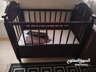  1 تخت بيبي خشب زان وبلوط لون بني محروق بحاله جيده