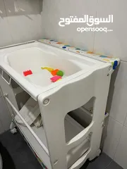 1 Bathtub and changing station for kids