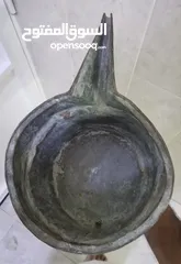  4 قطعة اثرية تراثية نادرة  وعاء نحاسي قديم، منقوش باسم الصانع: "عمل محمد بن سعيد بن جميعة"