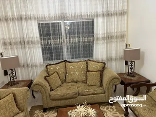  2 طقم كنب 7 مقاعد بحالة ممتازة مع طاولة وسط و جانبيتين خشب و 3 ثريات