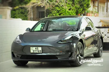  1 Tesla model 3 midrange 2019  (داخلية بيضاء)