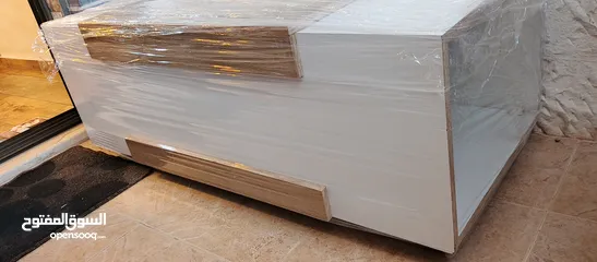  2 طاولة وسط ومعها طقم سيرفيس