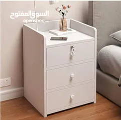  6 كومدينا خشب أنيقة وعملية، 3 جرارات ودرج علوي فيه قفل عشان تحفظ أغراضك الخاصة بأمان!