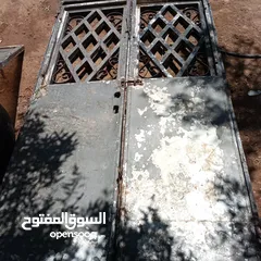  2 يوجد باب حديد ثقيل ومواسير
