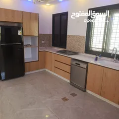  25 للبيع في عابود شاليه مساحة واسعة