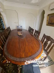  1 طاولة مع الكراسي