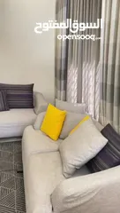  7 طقم كنب ثلاثيه + ثنائية + مفرد  اضائة سقف عدد 3  طاولات جانبيه زجاج ومعدن عدد 2