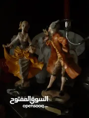  22 مقعد منجد وجرارات  عريضه يستخدم لغرفة النوم عند نهاية السرير بحالة الجديد وممكن يستخدم للانتريهات