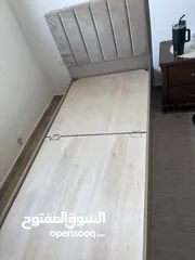  1 تخت جديد بي مكان تخزين تحته بي طول 200 و العرض 95 السعر قابل للتفاوض بشي بصيط