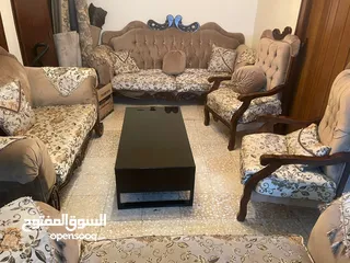  3 طقم كنب مع طاولة وطربيزات