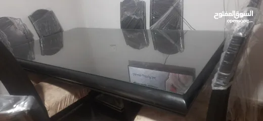  5 طاولة سفره شبه جديده 8 كراسي مع زجاجه للوجه  قابله للتفاوض لايوجد اي كسر