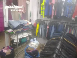  1 محل البسه اوروبي صيفي وشتوي للبيع بسعر مغري المحل مكون من البسه ستاندات علاقات والبسه صيفي شتوي المو