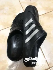  6 جزمتين اديداس (ADILETTE CLOGS) نظيفة للبيع بسعر جبار