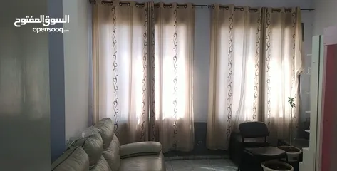  1 مكتب 100م2. للضمان  شهري او سنوي  ثلاث غرف صاله  حمام ومطبخ وسط المدينه على دوار. الشهداء