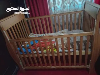  1 سرير طفل بحالة الوكاله مع كرسي هزاز