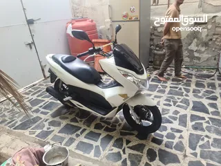  2 دراجه pcx ياباني نظيفه جدآ.