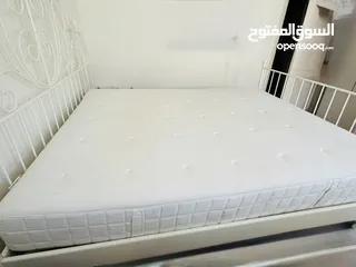  6 سرير ايكيا مزدوج قياس 160*200 لون ابيض بحالة ممتازة مع الواح السرير عدد 2