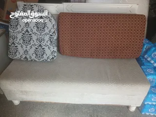  1 واحد كنبه وواحد انتريه