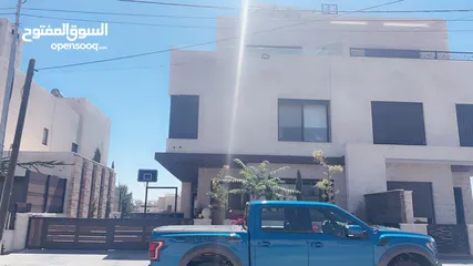  2 فيلا فخمة بناء جديد في الحمر  دابوق متلاسقة مفروشة اثاث جديد وجميل جدا للبيع من المالك