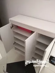  11 خزانة احذية خشبية ايطالية تصميم ذكي مع أجنحة فتح مريحة ولون أبيض أنيق تساعدك على انشاء مساحة معيشة