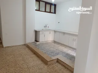  2 شقه فارغه للايجار قرب دوار السرية