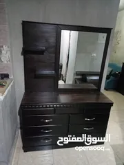  5 تسريحة مع مرآة حجم كبير تفصيل خشب لاتية18 مقشط زان قشرة بلوط بحالة ممتازة جدا / يوجد فيها أدراج مخفي