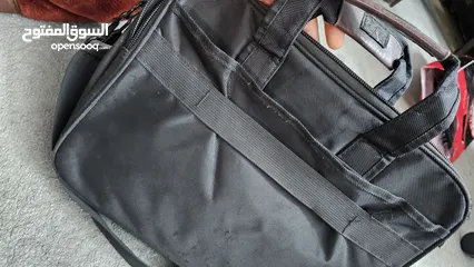  1 شنطة ثقيلة قماش وليس نايلون ومرتبة وكويسه وانيقة للبيع