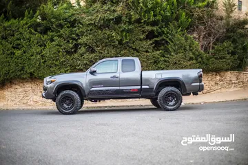  1 تويوتا تاكوما 2017  كابينة و نص مميز غيار عادي 4x4   بحالة ممتازة من المالك.