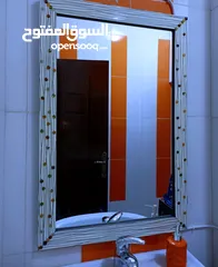  1 مرآة مع اطار ديكوري استعمال خفيف للبيع بسعر مميز فقط عشرة دنانير