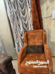  9 كنب موديرن لون قرميدي و بني بحالة ممتاز عدد 7 مقاعد +صوفا خشب زان +برادي بحال جيدة نفس لون الكنب