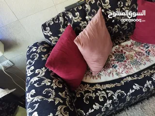  21 طاولة وسطية معدن وزحاج وتنين جانبيات خشب اسود ايكيا وسجلونتين ثلاثية  بتفتح بكس ثنائية وكرسين انتيكا