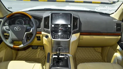  10 Toyota Land Cruiser V8 2016 GCC - with sunroof